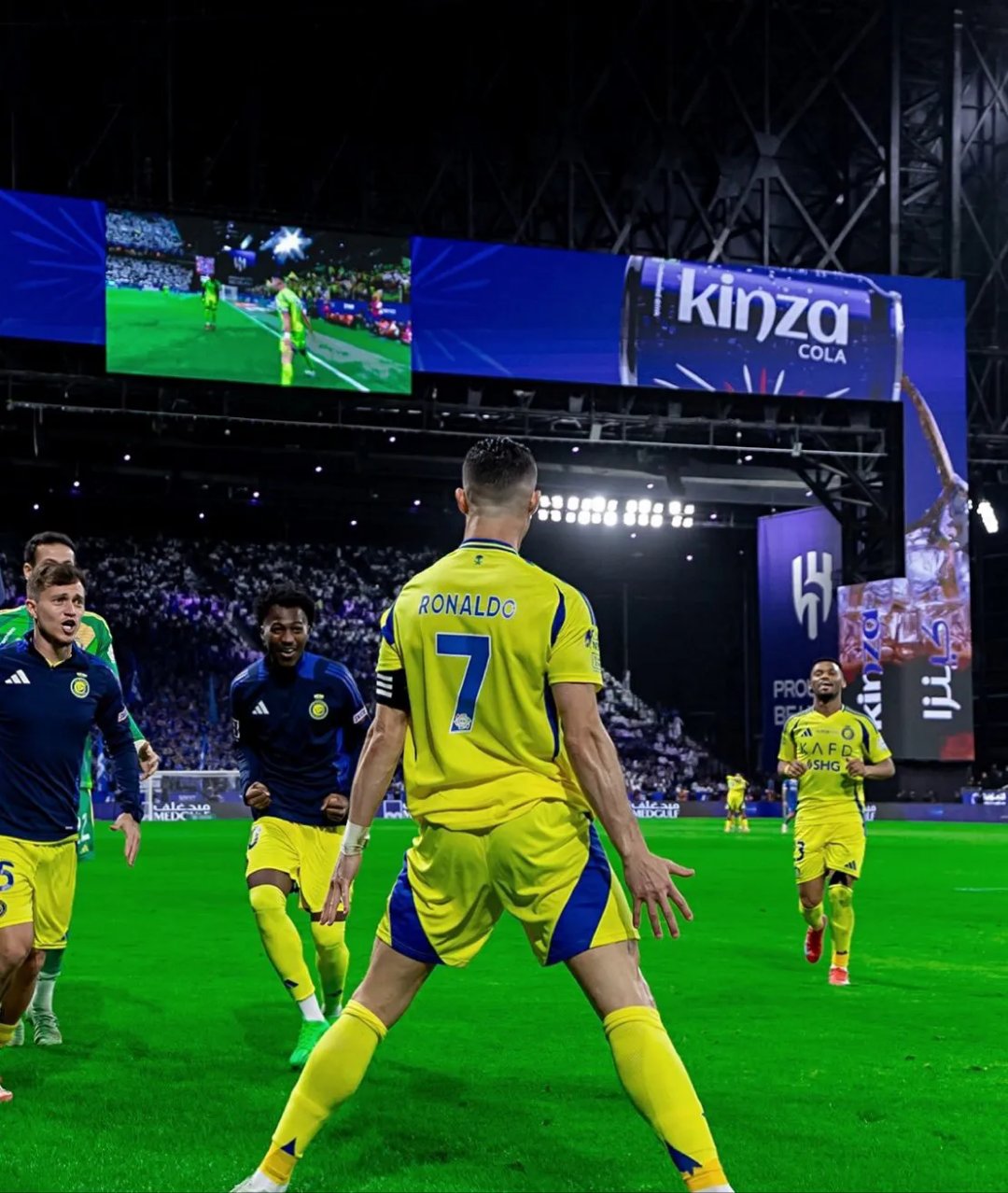 亚博体育-C罗重返赛场，败北首场状态出色，拜仁观众沸腾！上演精彩一战的简单介绍